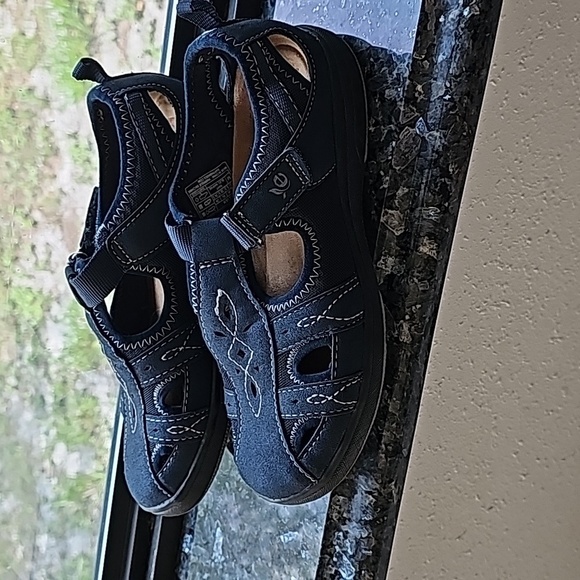 Earth Origins Shoes - Ladies Earth Origins shoes size 7.5